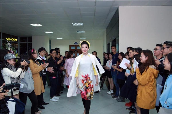 Trong một sự kiện gần đây, Á hậu Huyền My khiến quan khách ngẫn ngơ với chiếc áo cách điệu phối cùng quần legging bó sát.