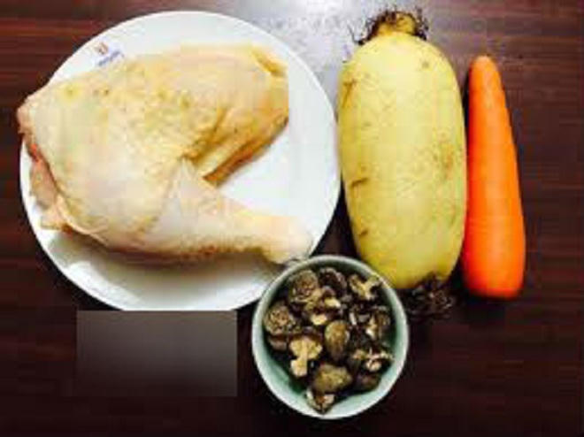 Canh gà hầm củ sen thơm ngon bổ dưỡng