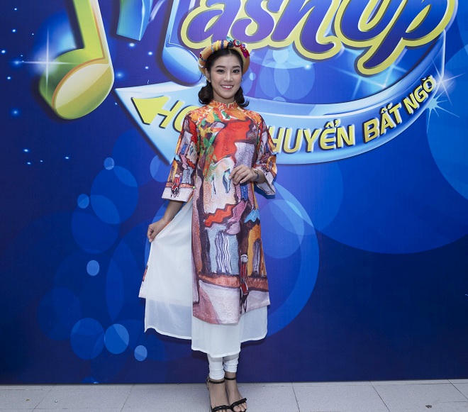 Hoàng Yến gây bất ngờ trong tà áo dài Á Đông