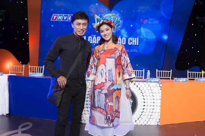 Hoàng Yến gây bất ngờ trong tà áo dài Á Đông