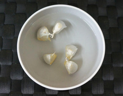 Kết quả hình ảnh cho cách bóc tỏi nhanh