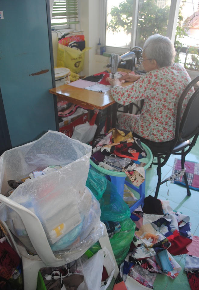 Cụ bà “gần đất xa trời” miệt mài may chăn ấm tặng người nghèo