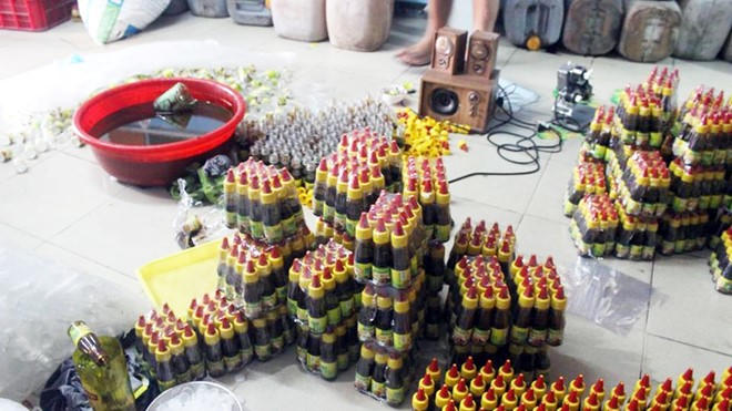 Đột kích cơ sở pha nước lẩu, sa tế từ nước lã và hóa chất 