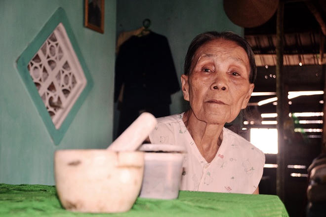 Cụ bà 70 năm hút nọc rắn cứu người