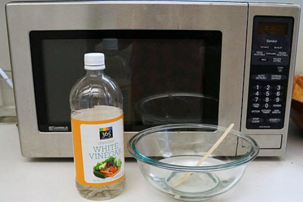 Kết quả hình ảnh cho dùng khăn dúng giấm lò vi sóng