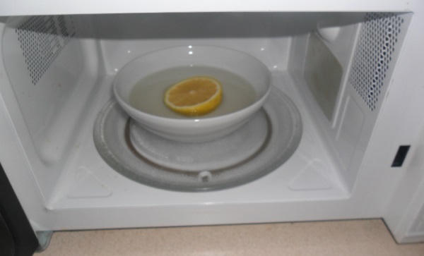 Kết quả hình ảnh cho dùng khăn dúng giấm lò vi sóng