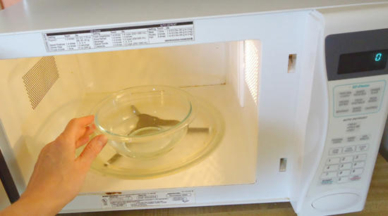 Kết quả hình ảnh cho dùng khăn dúng giấm lò vi sóng