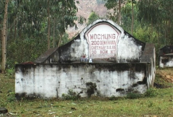 Ngôi mộ đặc biệt bên sườn núi