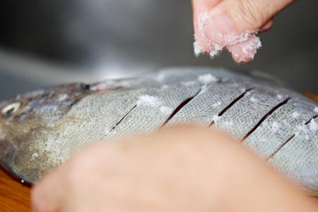 Kết quả hình ảnh cho Rắc muối lên cá