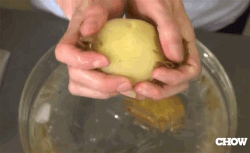 Kết quả hình ảnh cho Luộc khoai xong bạn thả vào bát nước đá, sẽ giúp bóc vỏ dễ và siêu nhanh.