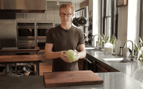 Mẹo rút lõi bắp cải dễ dàng