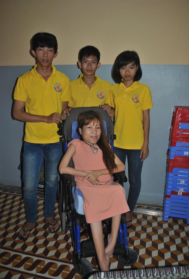 Những bông hoa rực rỡ sắc màu của cô gái tật nguyền tên... Hoa