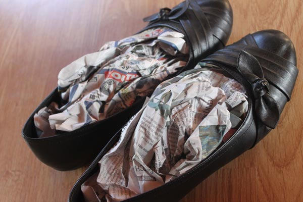 Kết quả hình ảnh cho Đặt những tờ giấy thấm trong giày