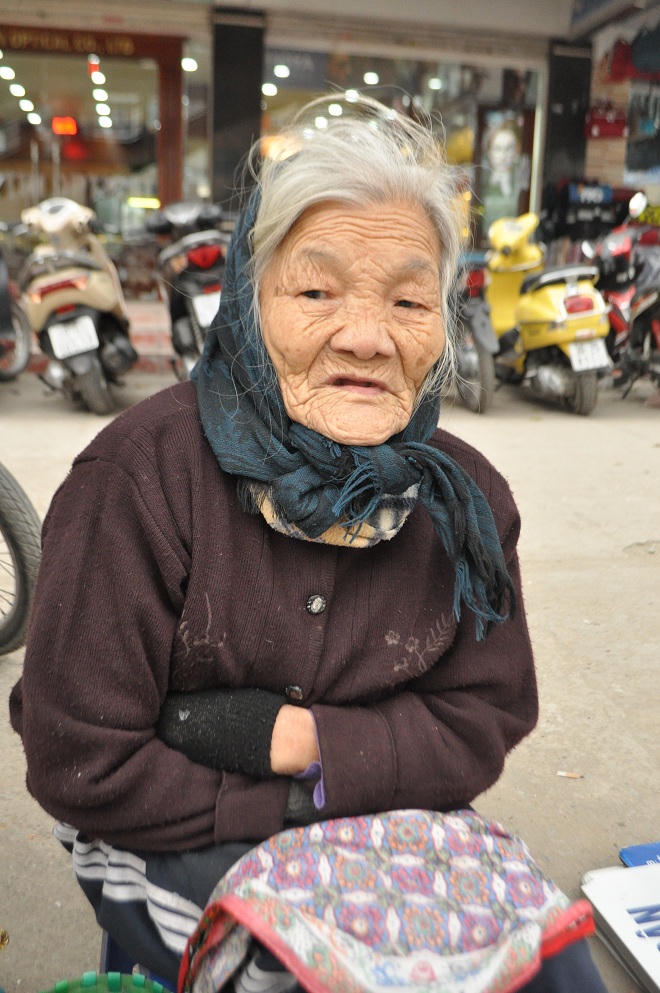 Xót xa phận đời cụ bà 86 tuổi mưu sinh bằng nghề cân dạo