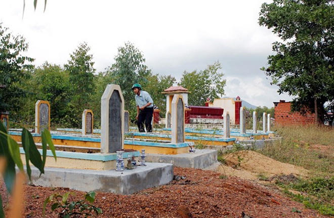 Tình người ở nghĩa địa dành cho những phận đời hẩm hiu