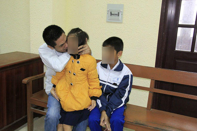 Nghi vợ cũ có tình mới, đổ xăng đốt người giữa quán cafe