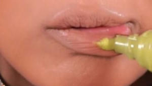 Kết quả hình ảnh cho Bôi wasabi lên môi