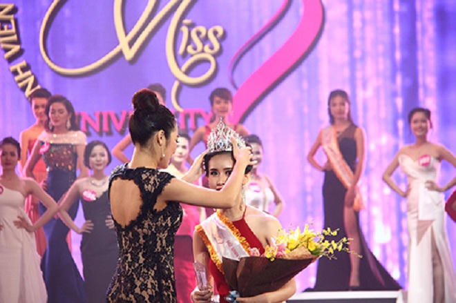 Thu Hồng trở thành Hoa khôi “Nữ sinh viên Việt Nam duyên dáng 2016”