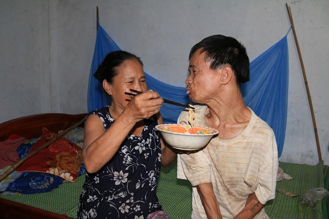 Ông bà lão 45 năm nuôi đàn con tật nguyền: Hạnh phúc mỗi ngày nhìn các con sống khỏe