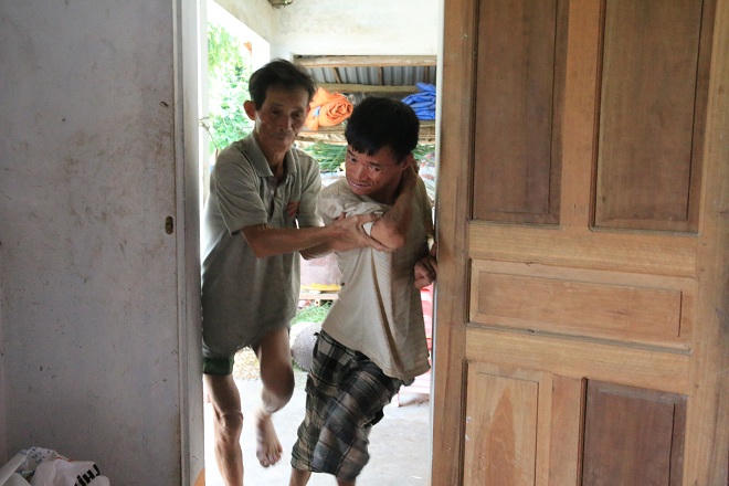 Ông bà lão 45 năm nuôi đàn con tật nguyền: Hạnh phúc mỗi ngày nhìn các con sống khỏe