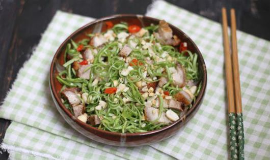 Giòn ngon gỏi rau muống heo quay