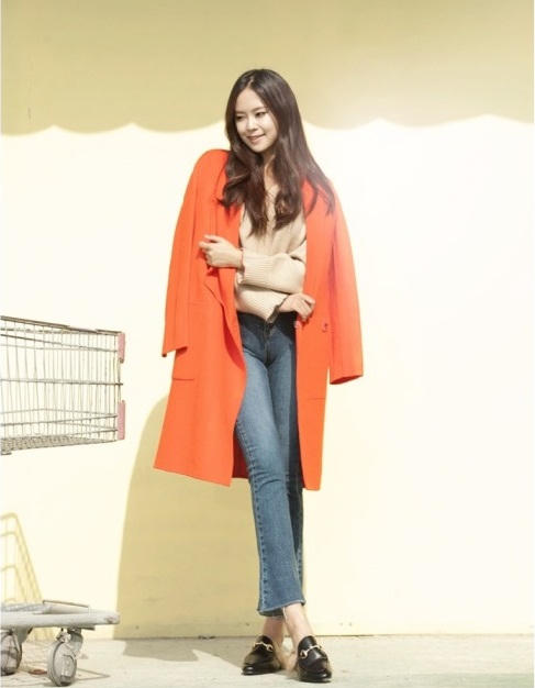 Kết quả hình ảnh cho Mặc quần jeans với áo choàng dài sao Châu Âu