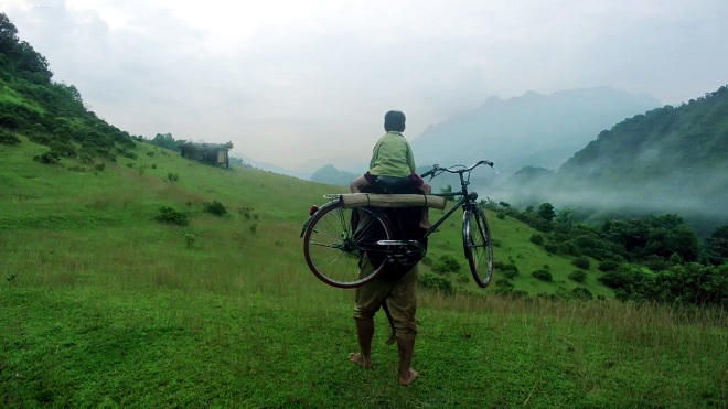 Rơi nước mắt với 'Cha cõng con'