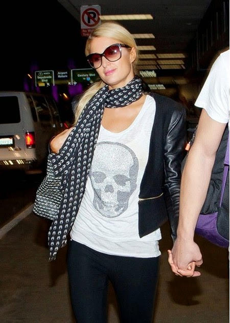 Kết quả hình ảnh cho Quàng khăn với quần jeans và áo thun sao Châu Âu