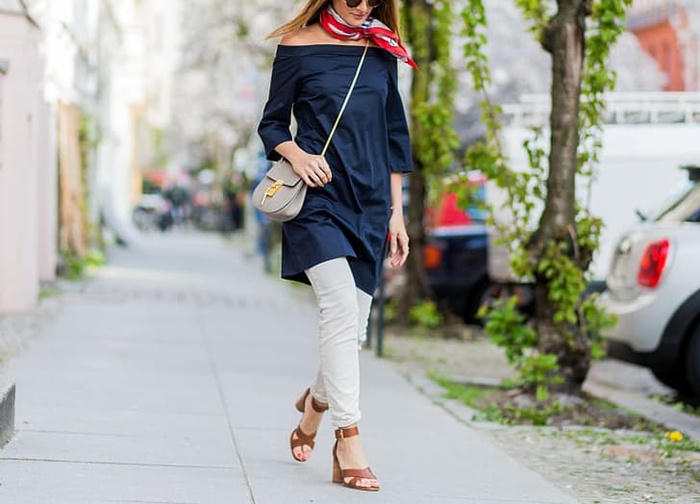 Kết quả hình ảnh cho Quàng khăn lụa với áo hở vai