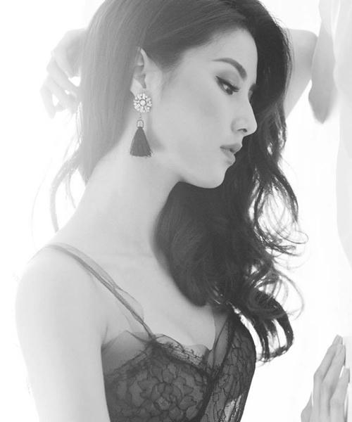 Kết quả hình ảnh cho Hoa tai khoen tròn sao Việt