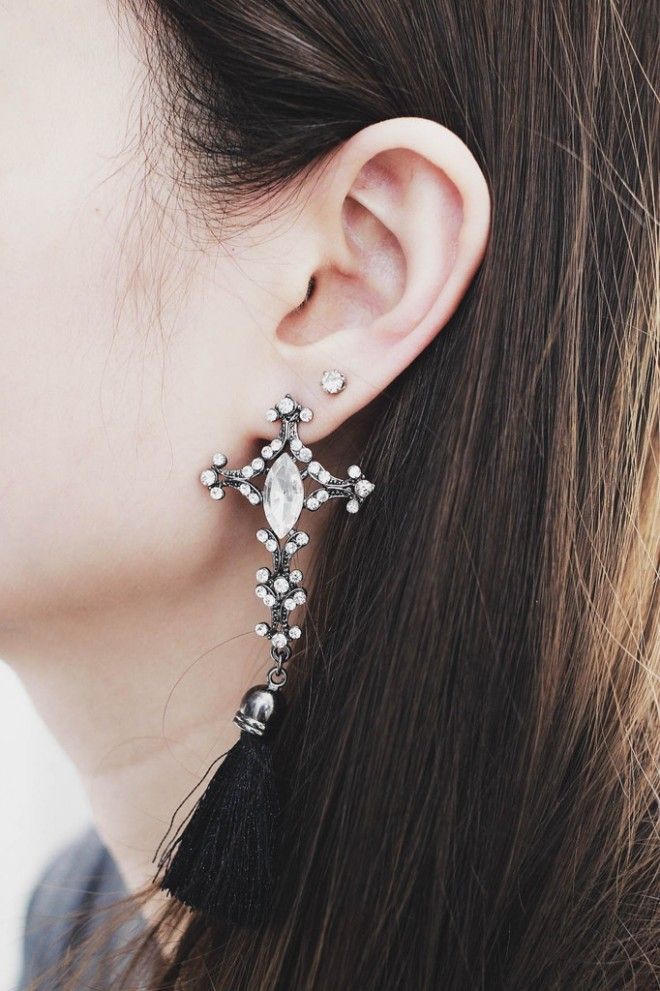 Kết quả hình ảnh cho Hoa tai khoen tròn sao Việt