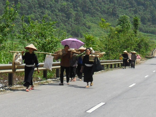 Độc đáo phiên chợ, đi không phải vì... tiền