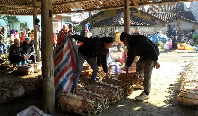 Độc đáo phiên chợ, đi không phải vì... tiền