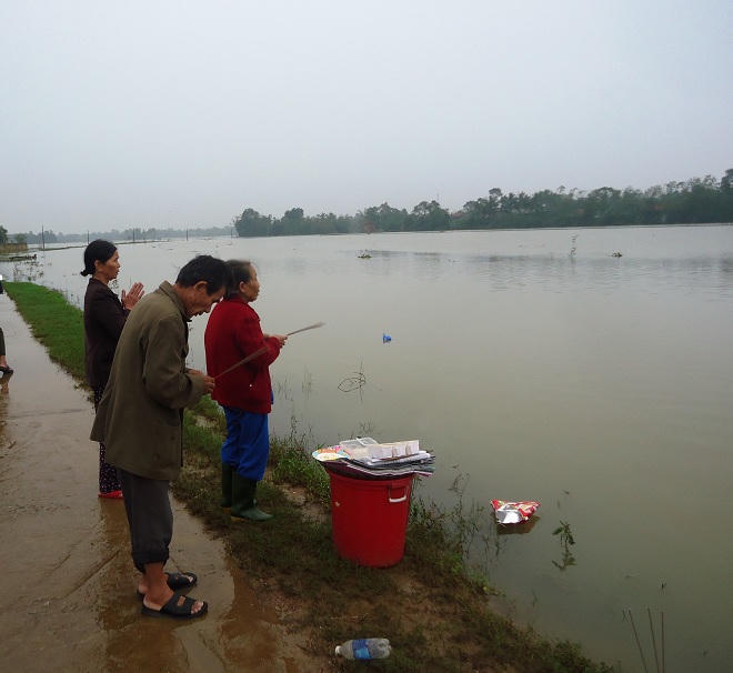 Cụ ông bất chấp tính mạng cứu nữ sinh viên