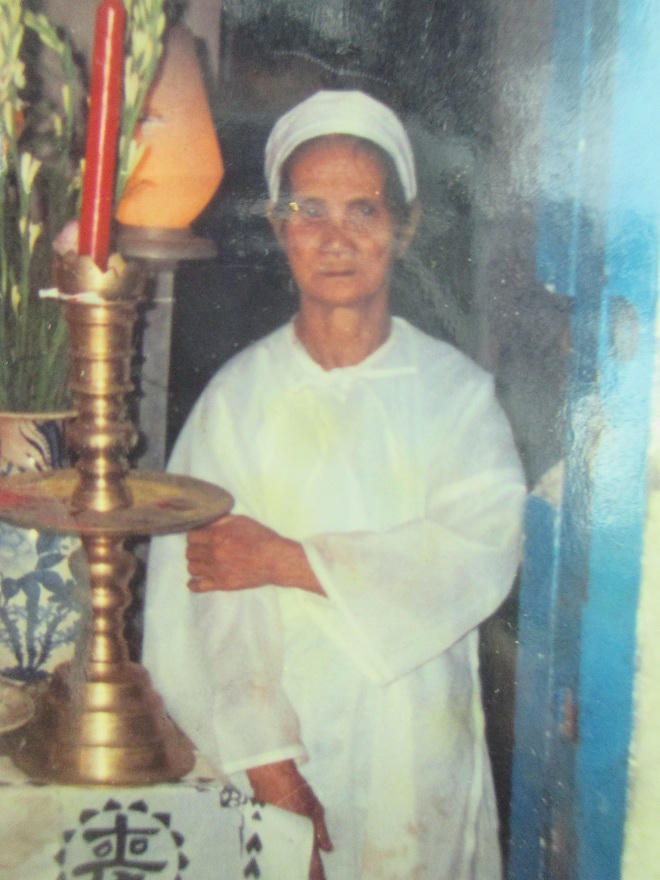 Ám ảnh cảnh cụ bà ngày ngày tựa cửa đợi con về