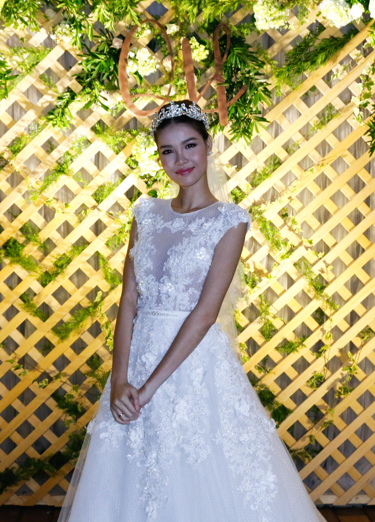 Kết quả hình ảnh cho Kỳ Hân váy cưới