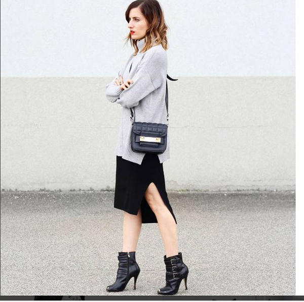 Kết quả hình ảnh cho Áo len cổ lọ oversized Kết hợp với trang sức/ phụ kiện to bản