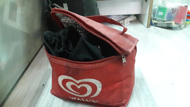 Người mẹ bình tĩnh đối diện 2 tên cướp có hung khí