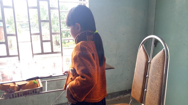 Đi chăn bò, bé gái 9 tuổi bị kẻ bịt mặt chích roi điện định bắt cóc