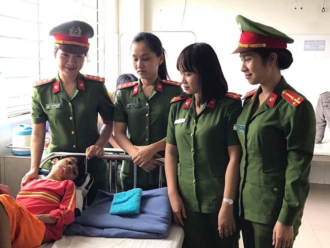 Bất chấp hiểm nguy, chiến sĩ công an vượt lũ cứu người