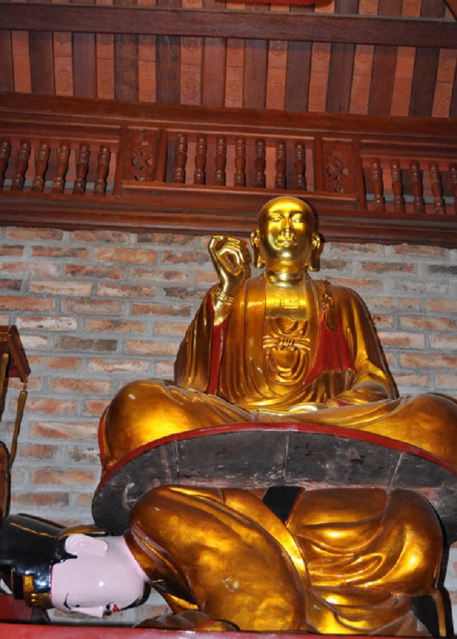 Chuyện ly kỳ sau bức tượng Vua quỳ cõng Phật, Đức Ông bỏ giày co chân 