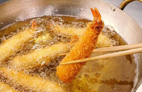 Kết quả hình ảnh cho dầu ăn nóng đến bốc khói khi chiên, xào