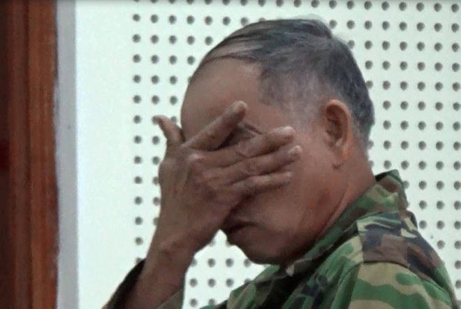 Người cha hai lần gạt nước mắt gọi công an đến bắt con