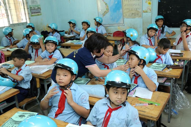 Tặng 17.600 mũ bảo hiểm đạt chuẩn cho học sinh, giáo viên