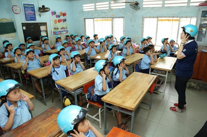 Tặng 17.600 mũ bảo hiểm đạt chuẩn cho học sinh, giáo viên
