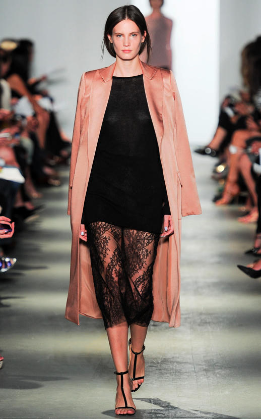 Những cách mặc đẹp với váy ren mà vẫn cực ấm áp