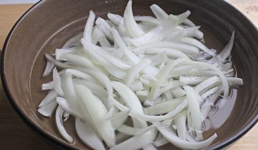 Kết quả hình ảnh cho xử lý hành tây bớt hăng