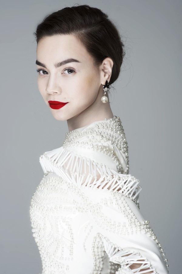 Kết quả hình ảnh cho Son đỏ sao Châu Âu