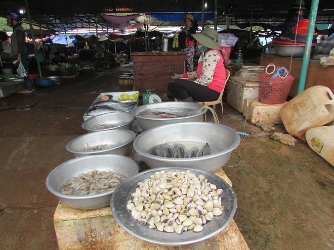 Tiểu thương “ngồi đuổi ruồi”  ở chợ mới Ea H’leo