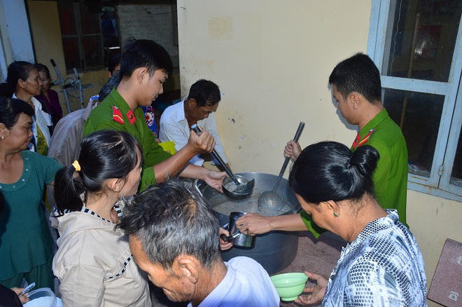 Nồi cháo nghĩa tình của ngài đại tá